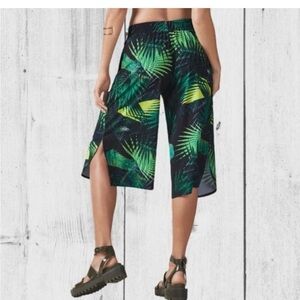 Fabletics Palm Leaf Wide Leg Capri's
Size Large 
Gently Used